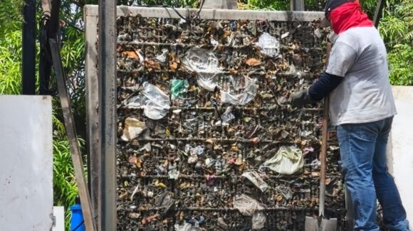 Basura arrastrada por las lluvias satura cárcamos de Mazatlán, Sinaloa; Jumapam lleva 36 horas limpiando