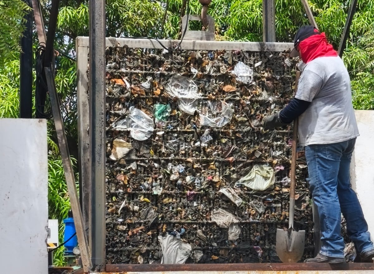 Cárcamo saturado por basura en Mazatlán