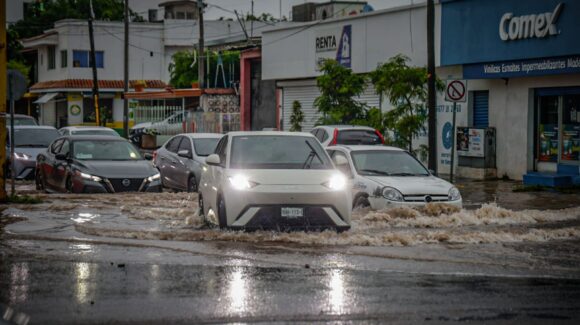 En cuestión de minutos se registró una lluvia de 80 mm que dejó afectaciones al sur de Culiacán: Bill Mendoza