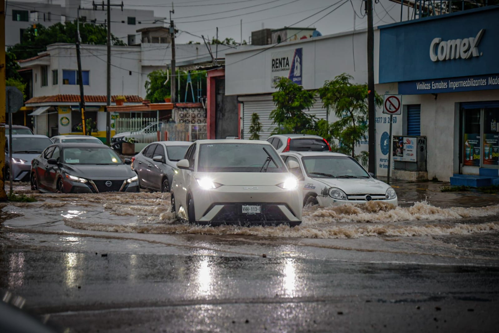 Carros varados sobre el la Calzada H. Colegio Militar