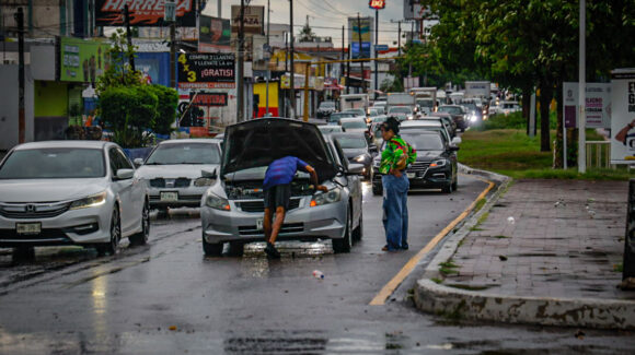 Lluvias dejan camiones atrapados en la corriente del agua, árboles caídos, postes colapsados y calles cerradas al tránsito en Culiacán