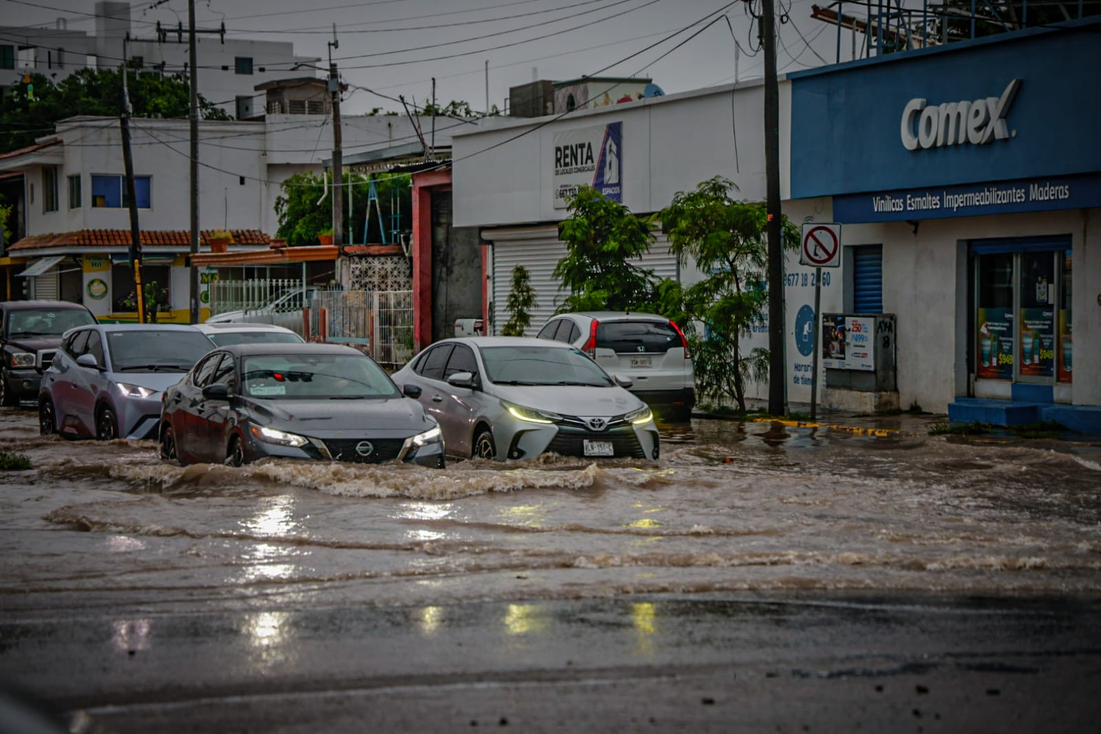 Carros varados sobre el la Calzada H. Colegio Militar