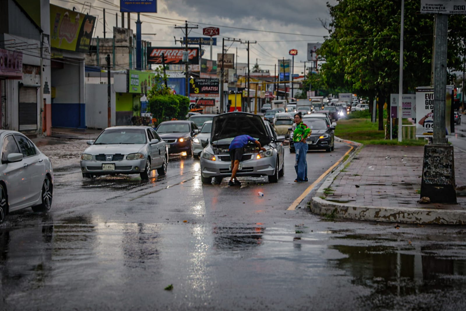 Carros varados sobre el la Calzada H. Colegio Militar