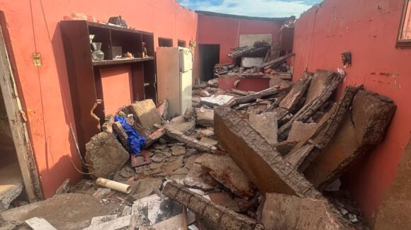 Alcalde de Sinaloa Municipio ofrecerá apoyo total a familia que perdió su vivienda en Estación Naranjo; presupuesto se someterá a Cabildo