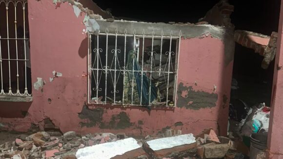 ¡Familia se salva de milagro! Lluvias provocan el colapso de una vivienda en Estación Naranjo, Municipio de Sinaloa