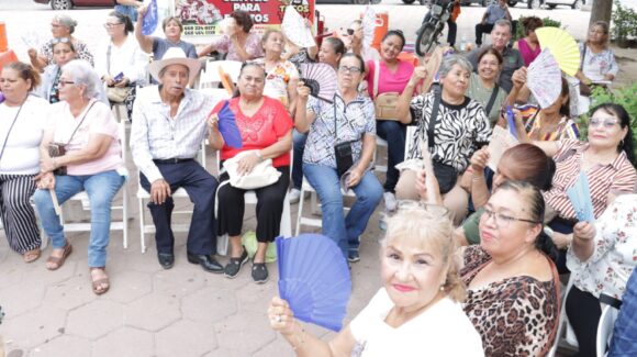 Con música, baile y coronación de reyes, celebran a los abuelos en Ahome, Sinaloa