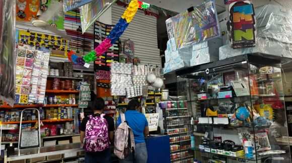 Arranca con afluencia constante el canje de útiles escolares en Mazatlán, Sinaloa; piden llevar documentos completos