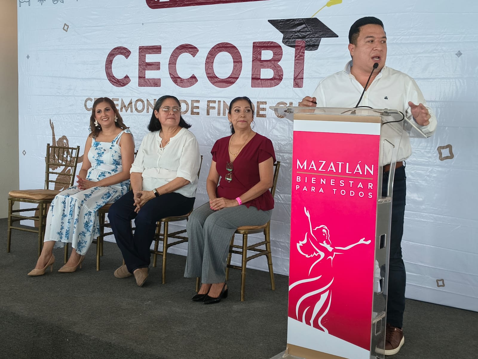 Ceremonia de clausura para los graduados de los cursos de Cecobi en Mazatlán