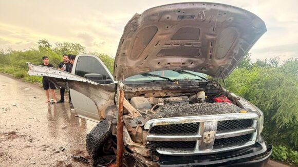 Choque entre dos camionetas moviliza a cuerpos de auxilio en la carretera Mocorito-Guamúchil, Sinaloa; no hubo lesionados