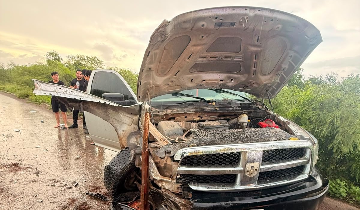 Choque entre camionetas en carretera Guamúchil-Mocorito