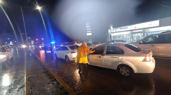 Choque entre dos vehículos deja solo daños materiales en el bulevar Juan S. Millán, en Guasave, Sinaloa