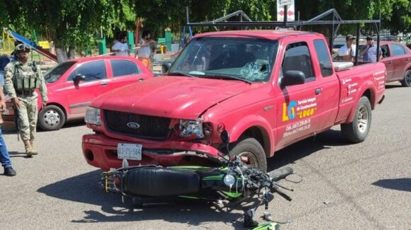 Con fractura expuesta, resulta motociclista tras accidente de moto en Prados del Sur de Culiacán, Sinaloa