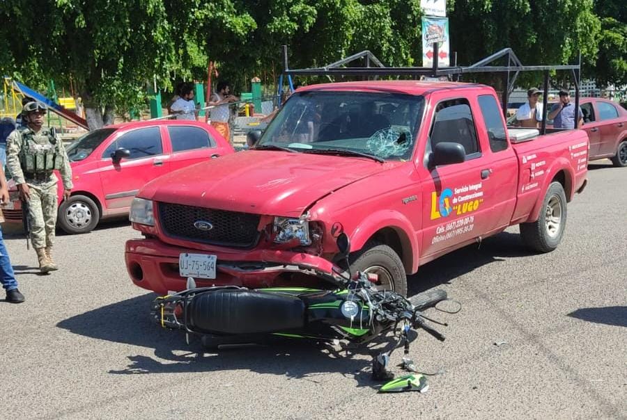 Choque entre motociclista y automovilista en Prados del Sur, Culiacán
