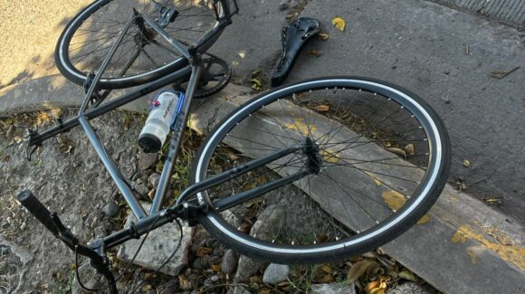 Ciclista resulta lesionado tras ser arrollado por el conductor de una camioneta en el sector Centro de Los Mochis, Sinaloa