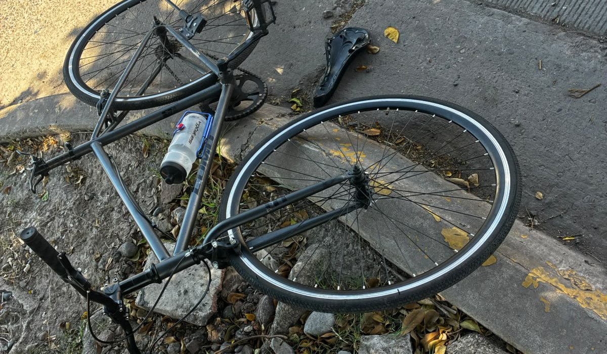 Ciclista es arrollado en el sector Centro de Los Mochis, Sin.