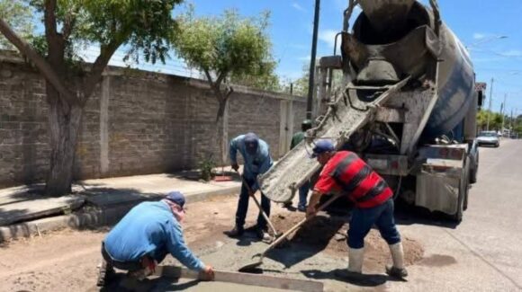 Ciudadanos rellenan baches con concreto y Obras Públicas advierte que podrían empeorar las calles, en Guasave