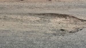 ciudadanos rellenan baches con concreto en guasave sin