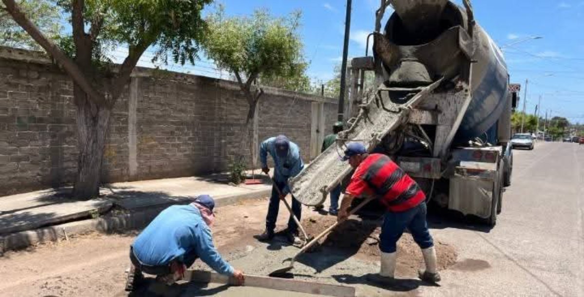 ciudadanos rellenan baches con concreto en guasave