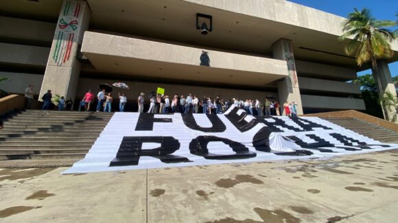 Ciudadanos se manifiestan en Palacio de Gobierno en Culiacán; exigen que gobernador interino esté fuera de Morena y  juicio político para Rocha