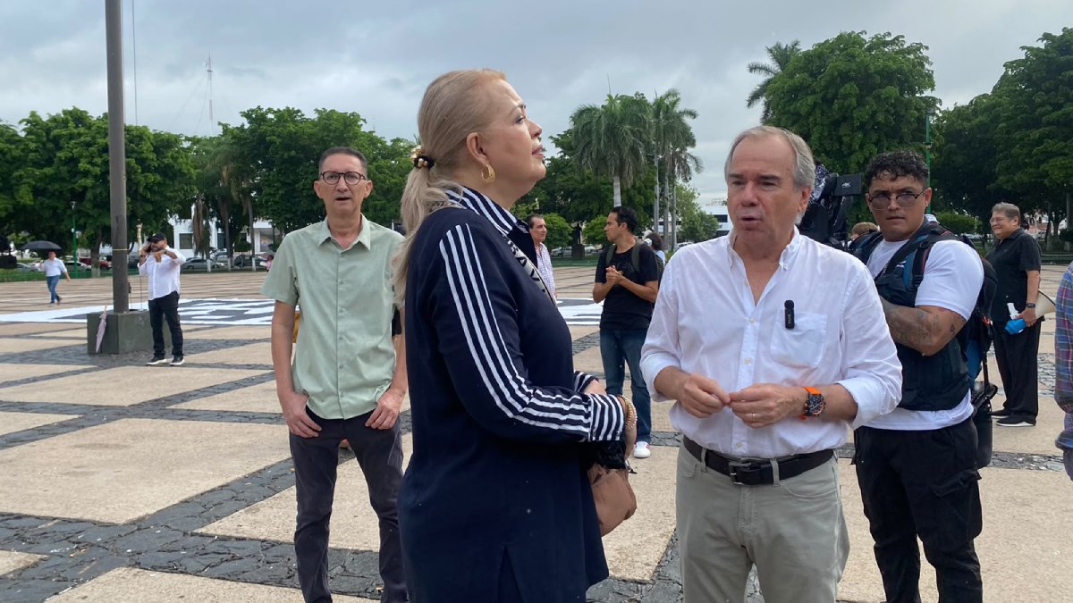 ciudadanos se manifiestan en palacio de gobierno en culiacan funcionarios