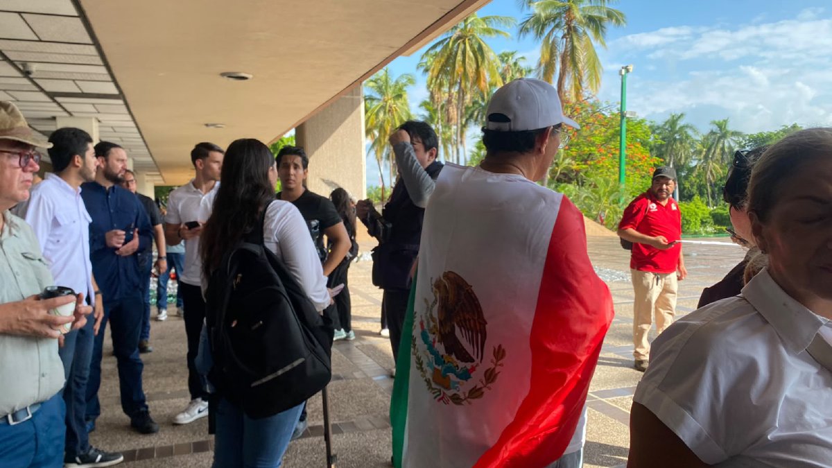 ciudadanos se manifiestan en palacio de gobierno en culiacan inconformes
