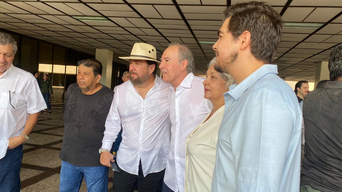 ciudadanos se manifiestan en palacio de gobierno en culiacan reunidos