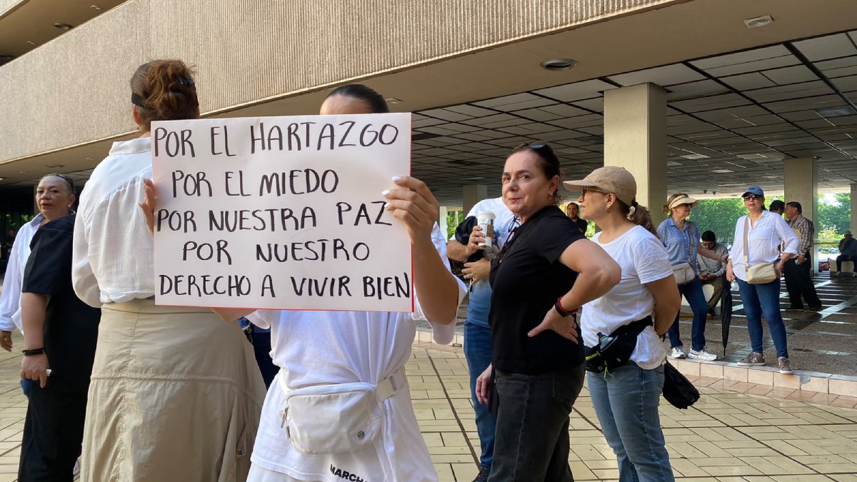 ciudadanos se manifiestan en palacio de gobierno en culiacan sin