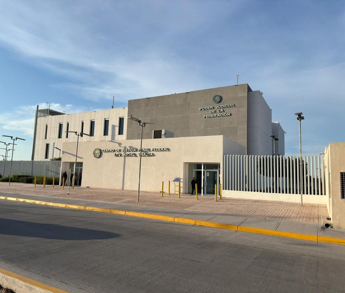 Civiles armados son trasladados al Centro de Justicia Penal Federal en Los Mochis tras enfrentamiento con GN