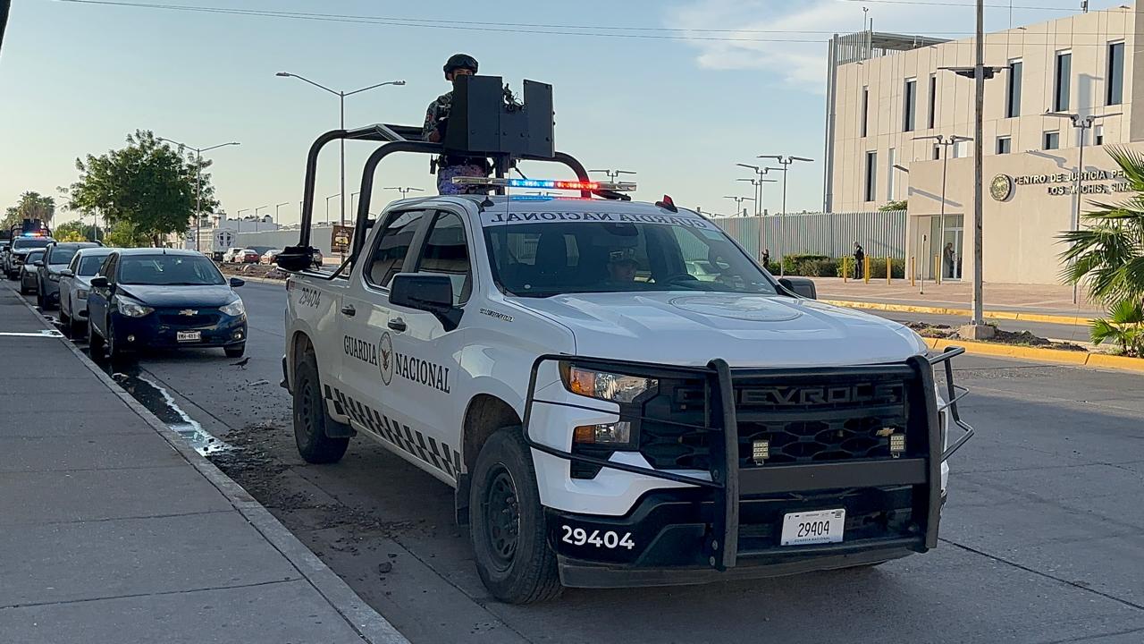 Civiles armados son trasladados al Centro de Justicia Penal Federal en Los Mochis tras enfrentamiento con GN
