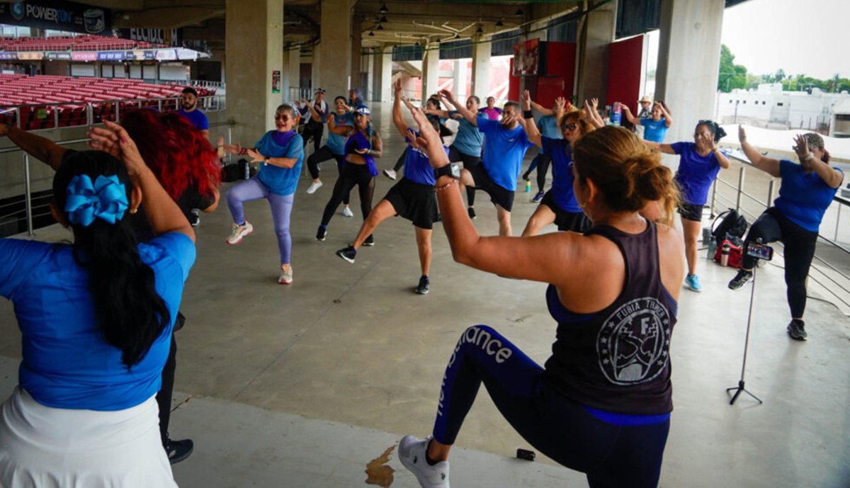 Clase de zumba en beneficio de Casa del Abuelo, en Mazatlán