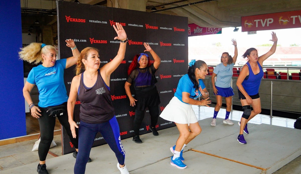 Clase de zumba en beneficio de Casa del Abuelo, en Mazatlán