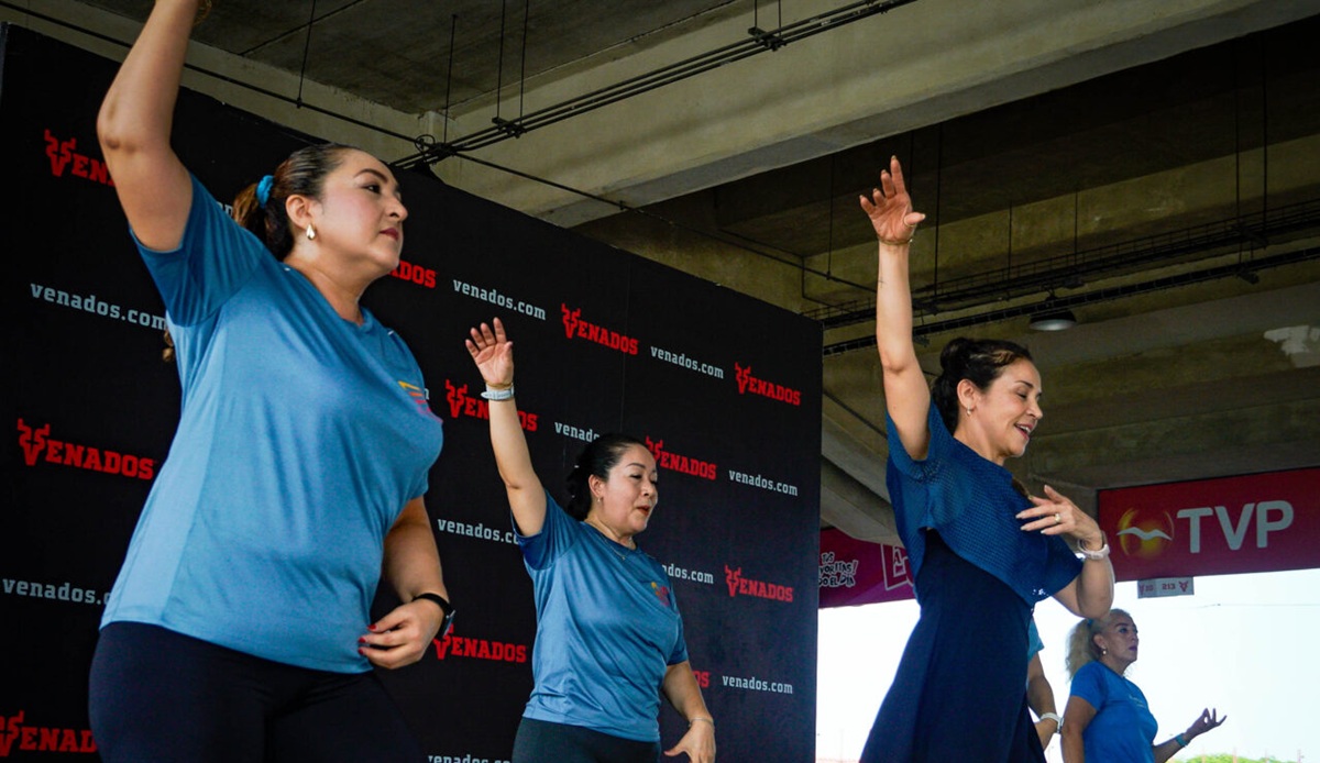 Clase de zumba en beneficio de Casa del Abuelo, en Mazatlán