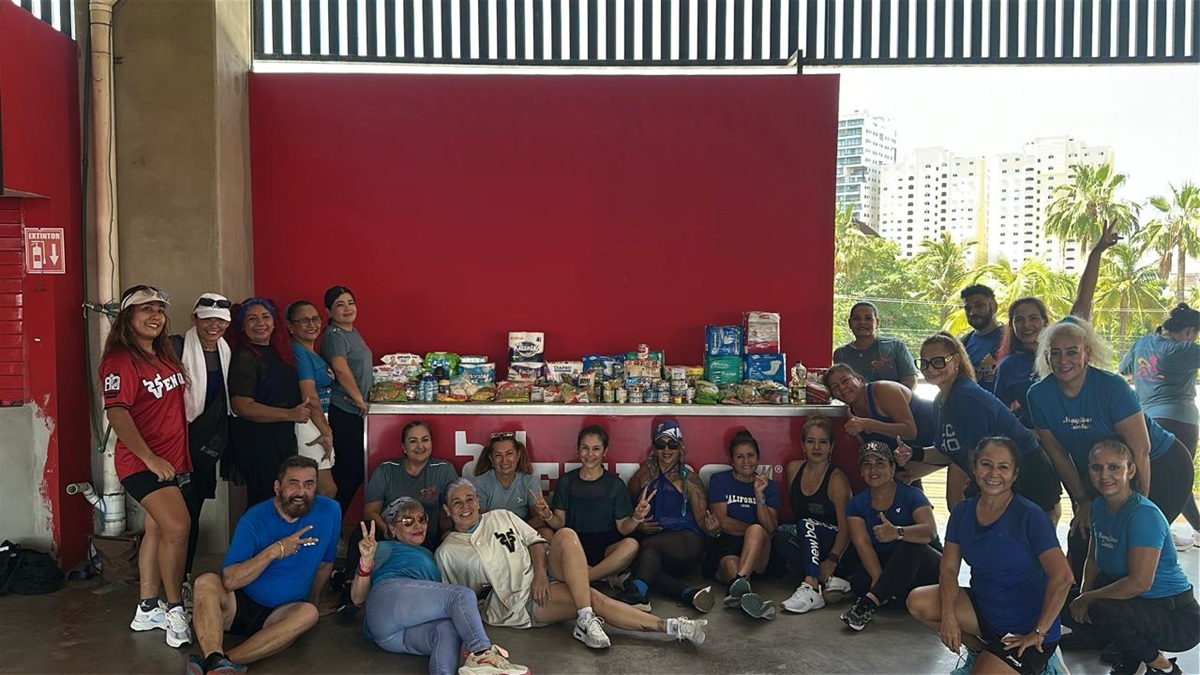 Clase de zumba en beneficio de Casa del Abuelo, en Mazatlán