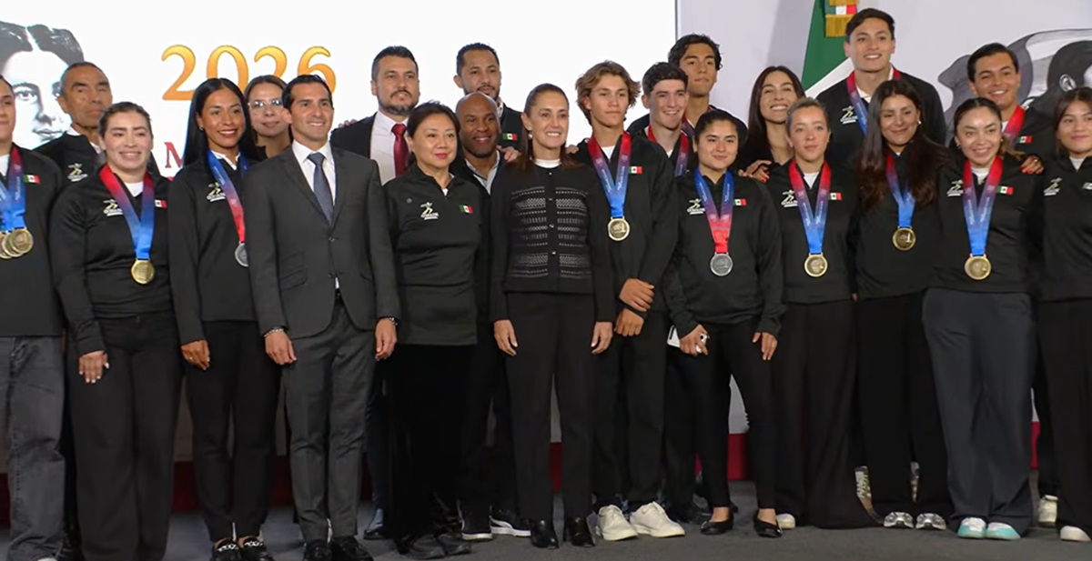 Claudia Sheinbaum con medallistas de los Juegos Centroamericanos