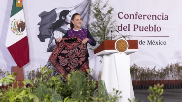 Tras viralizarse video, Claudia Sheinbaum muestra lo que recibió el viernes pasado después de la ‘mañanera’