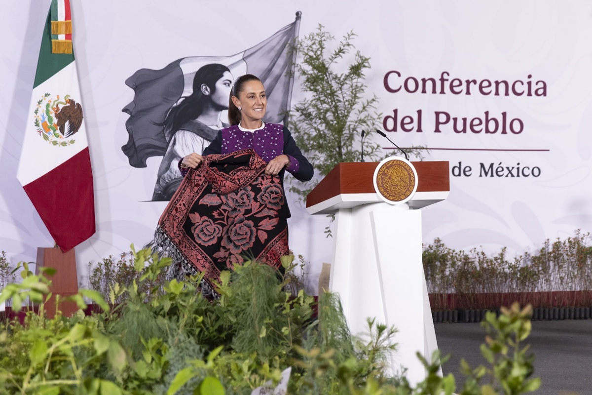 Regalo mostrado por Sheinbaum, tras viralizarse el video donde lo recibe