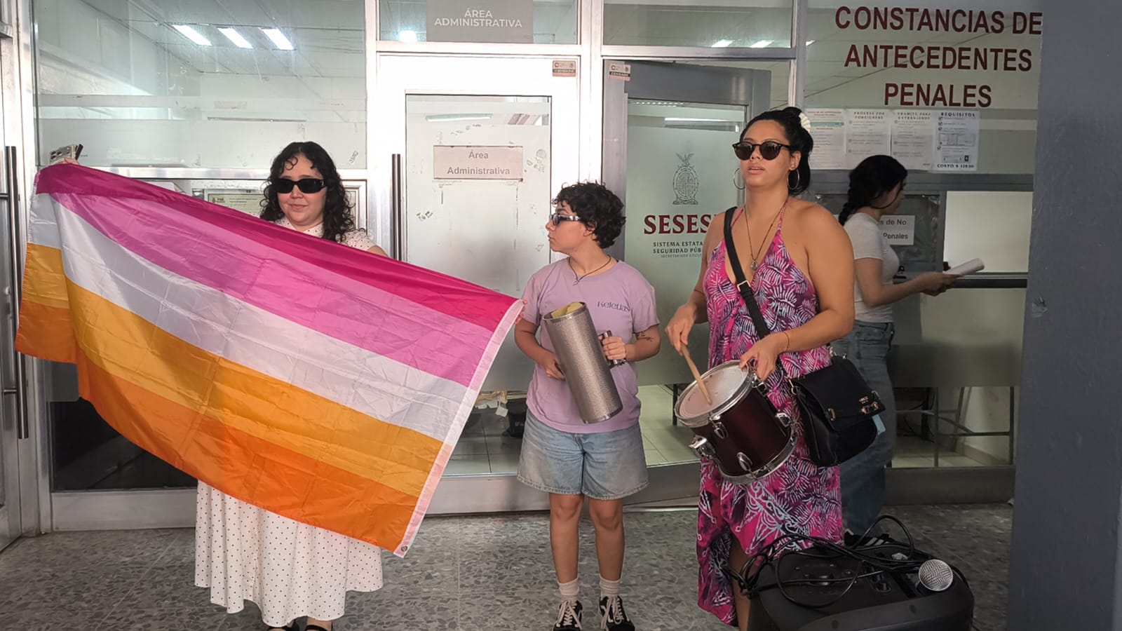 Colectivos se manifiestan por discriminación del Registro Civil a familia lesbomaternal
