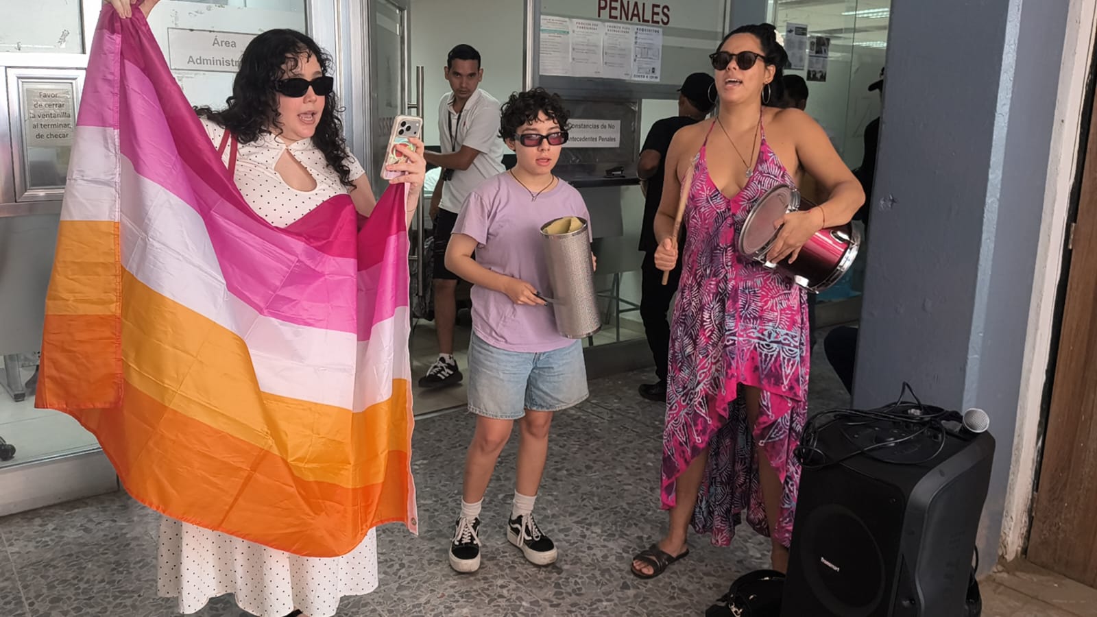 Colectivos se manifiestan por discriminación del Registro Civil a familia lesbomaternal