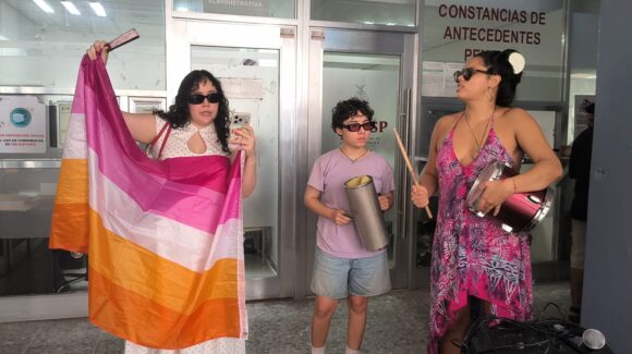 Colectivos en Mazatlán piden investigar a funcionarios del Registro Civil de Sinaloa por presunta discriminación a familia lesbomaternal