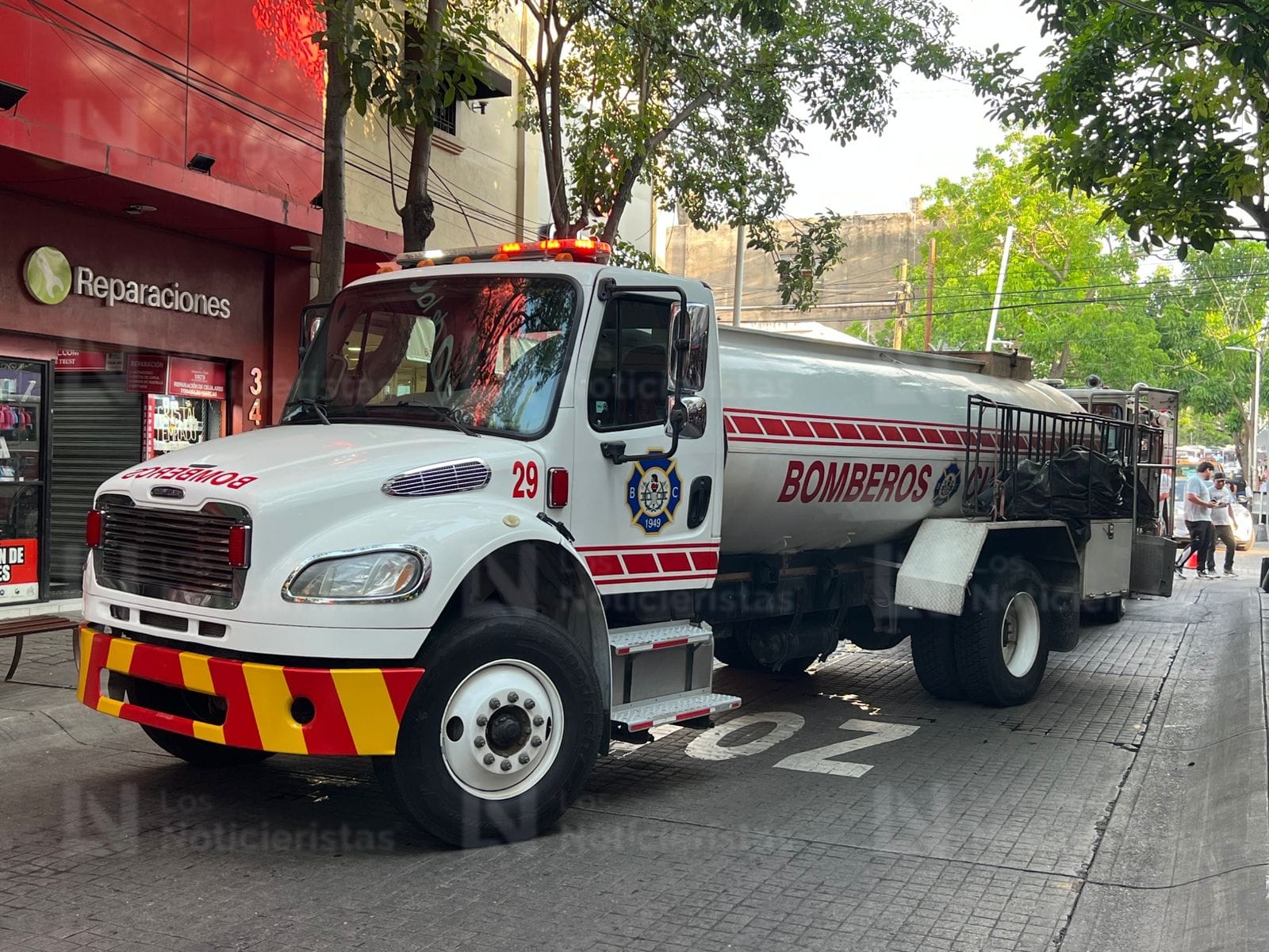Evacuan la plaza de la mujer y de la tecnología en el Centro de Culiacán tras conato de incendio