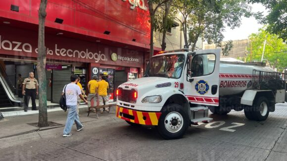 Evacúan plaza de la mujer y de la tecnología en el centro de Culiacán tras conato de incendio