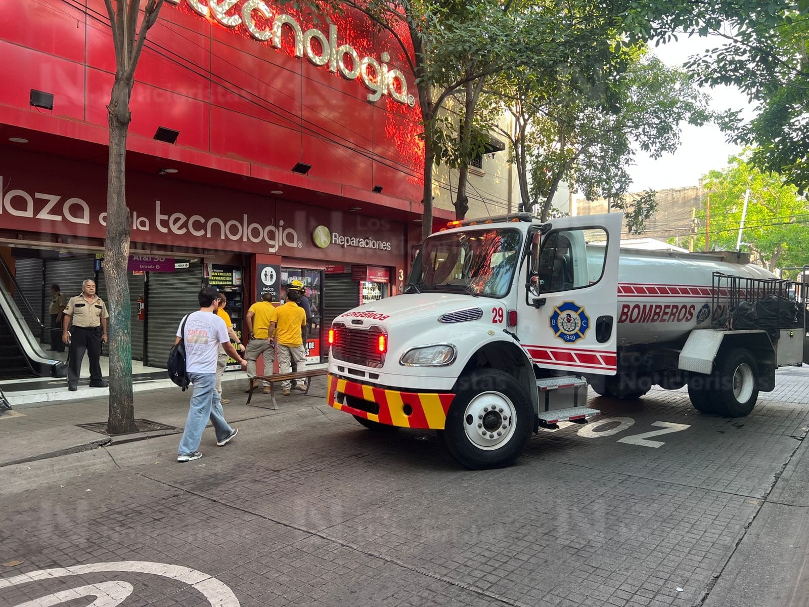 Evacuan la plaza de la mujer y de la tecnología en el Centro de Culiacán tras conato de incendio