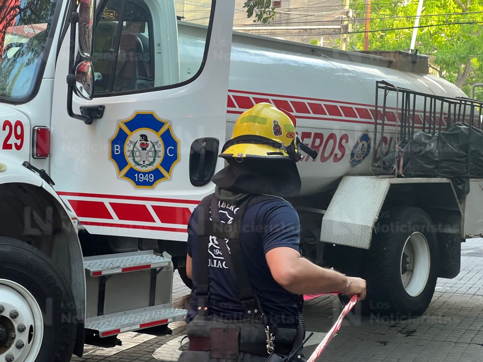 Evacuan la plaza de la mujer y de la tecnología en el Centro de Culiacán tras conato de incendio