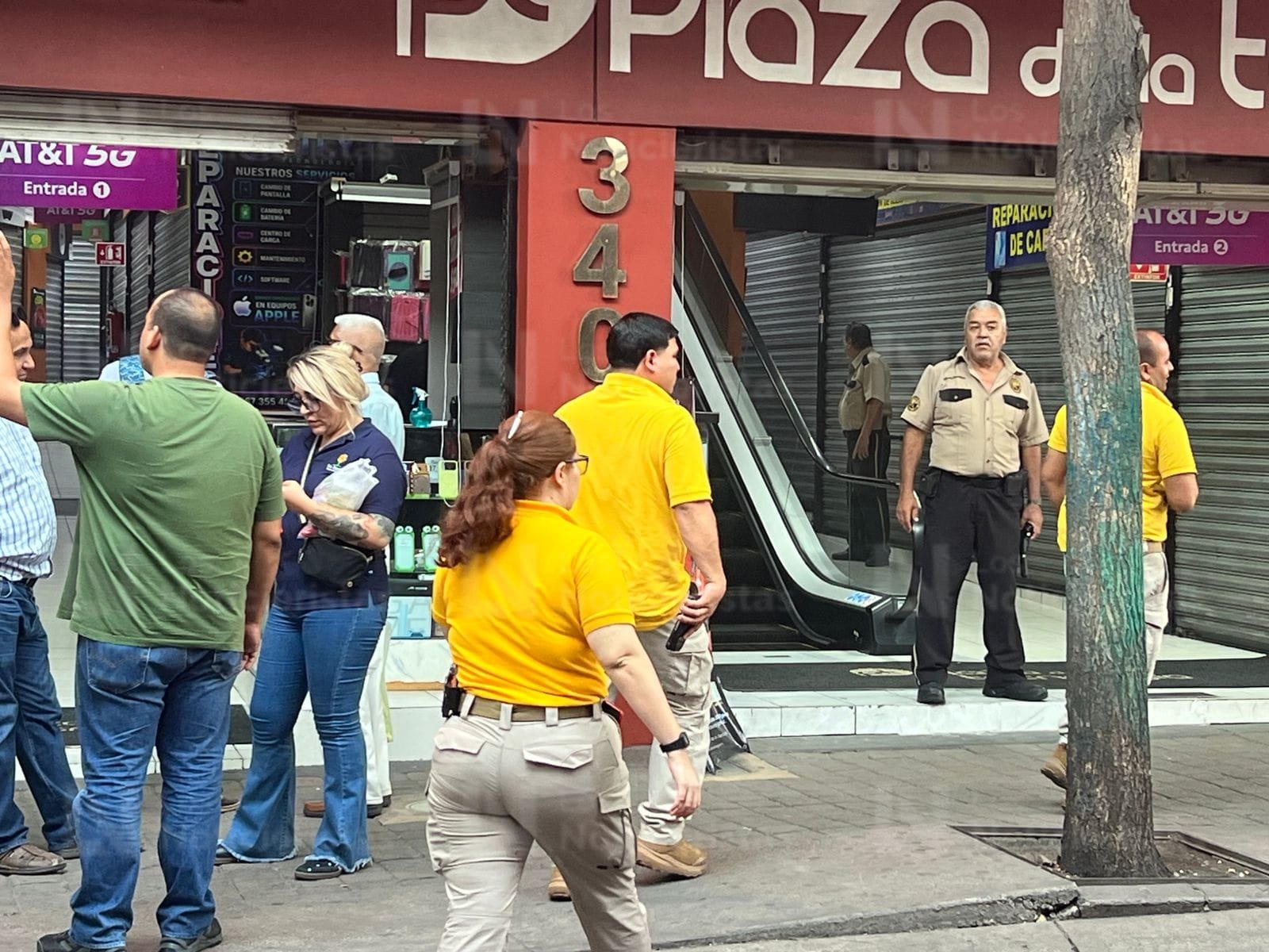 Evacuan la plaza de la mujer y de la tecnología en el Centro de Culiacán tras conato de incendio