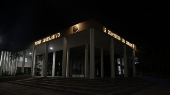 No sale humo blanco en Sinaloa: Congreso sigue sin nombrar gobernador interino y mantiene suspendida la sesión