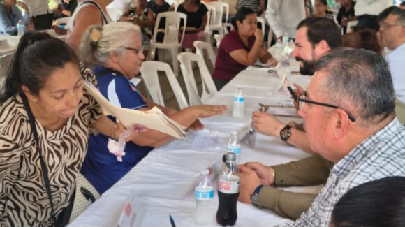 Pavimentación, becas y apoyos sociales, entre las principales peticiones de vecinos durante “Contigo Mazatlán”