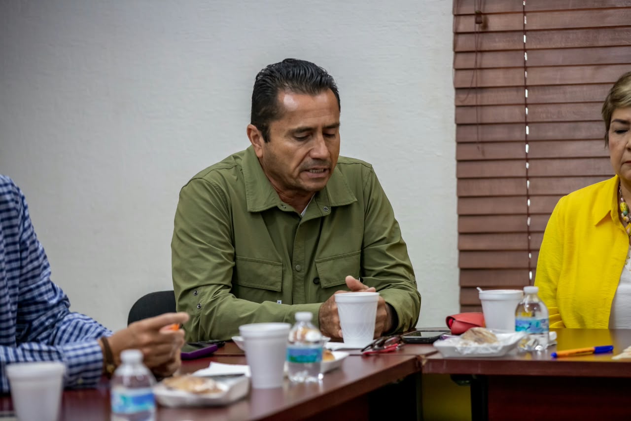 Guasave y Juan José Ríos formalizan acuerdo para garantizar agua potable a Cerro Cabezón y Bachoco
