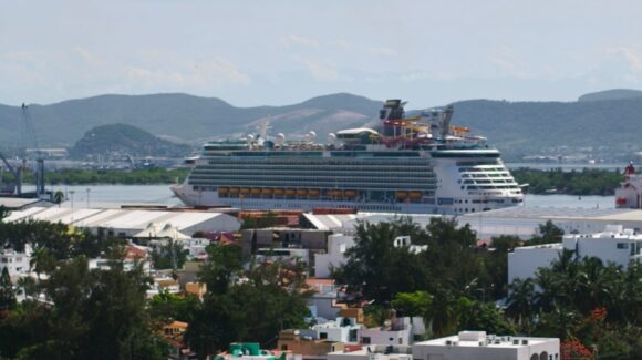 Arriba a Mazatlán el crucero “Navigator of the Seas” y suman más de 316 mil cruceristas en lo que va del 2026