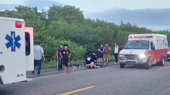 Fuerte choque de motos deja cuatro heridos en carretera rumbo a la Isla de la Piedra, al sur de Mazatlán, Sinaloa