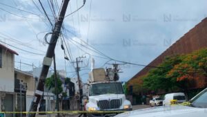 daños a un poste de la cfe tras choque en culiacan